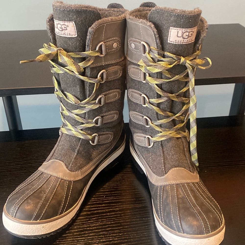 UGG Australian Baroness lace up winter duck boot size 8
